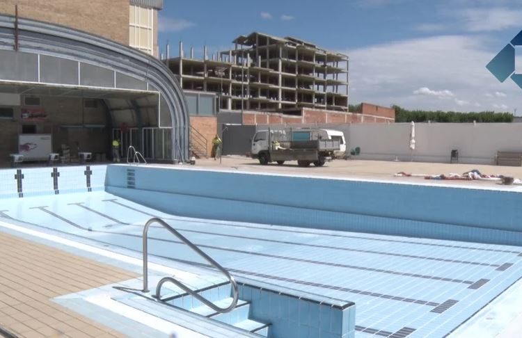 Obres de manteniment a la piscina del Poliesportiu abans de l’inici de la temporada d’hivern