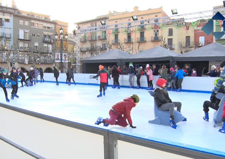 Els escolars de Balaguer inauguren la pista de gel