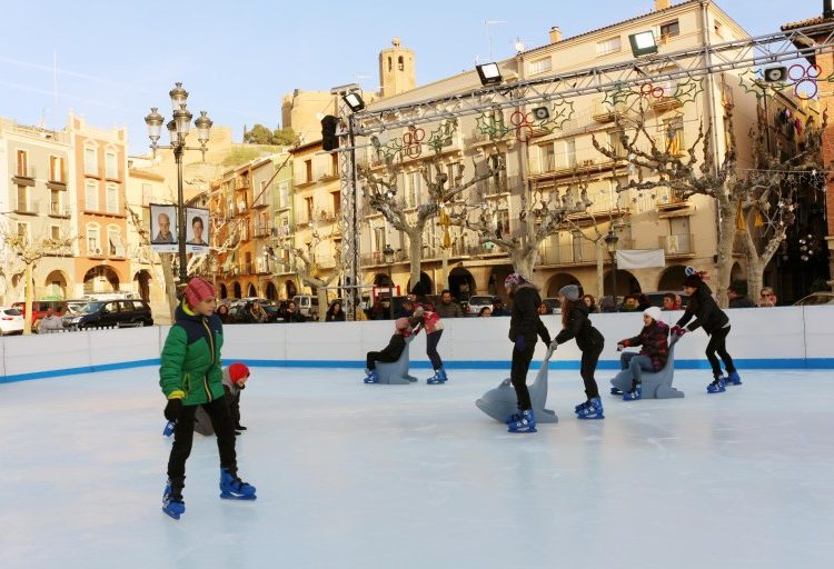 8.500 persones han gaudit de la pista de gel de Balaguer aquest Nadal