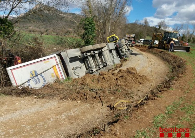 Bolca un camió amb més de 200 porcs a Vilanova de Meià