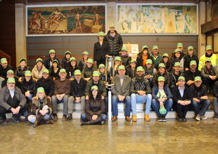 Treballadors i regidors de l’Ajuntament de Balaguer es posen la gorra pel càncer infantil