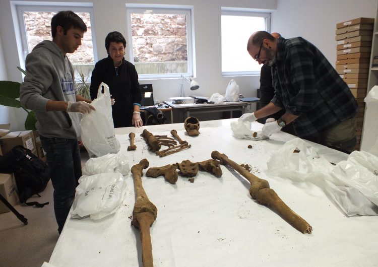 Unes obres a Sant Domènec deixen al descobert esquelets medievals