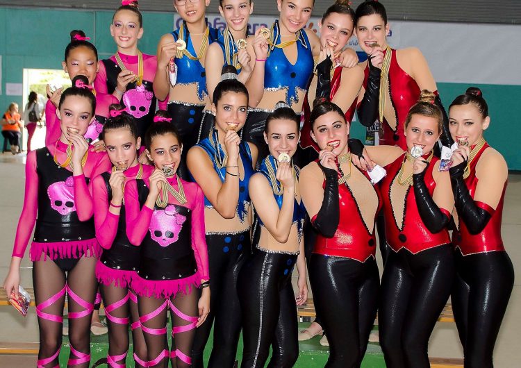 Les gimnastes del conjunt júnior del Club Rítmica Balaguer, campiones de Catalunya
