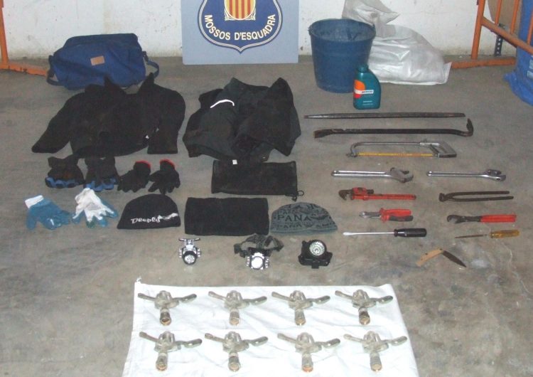 Els Mossos d’Esquadra detenen dos homes a la Noguera que robaven aspersors d’una finca de Menàrguens