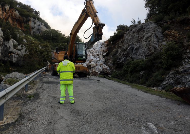 La carretera de Vilanova de Meià on ha caigut una roca de grans dimensions no es podrà obrir fins dissabte