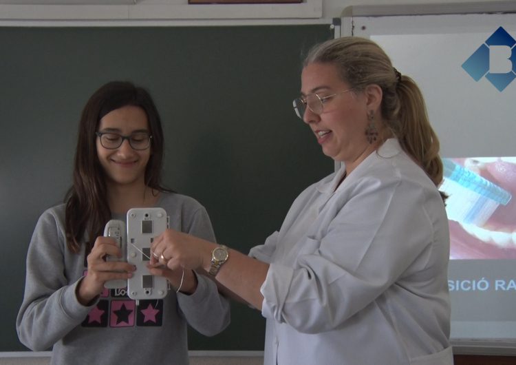 La Clínica Dental Balaguer imparteix el taller “Cuidem el Somriure” als alumes de 1r d’ESO de l’Escola Pia