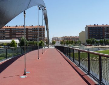 Es repara el paviment de la nova passarel·la sobre el riu Segre