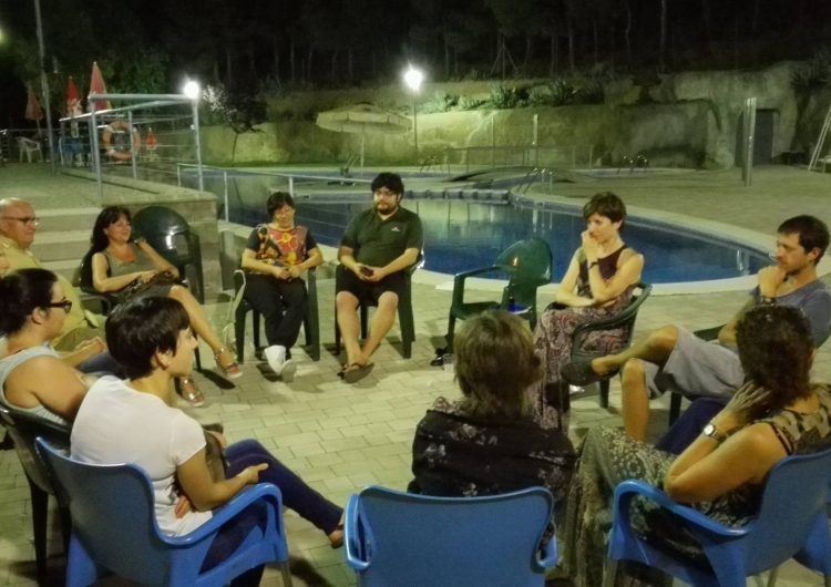 Menàrguens organitza sessions de conversa en anglès a les piscines municipals cada dijous a la nit