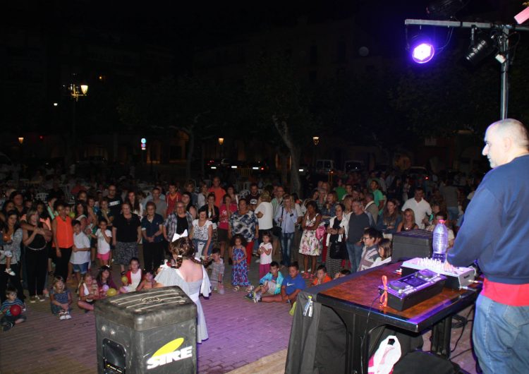 La plaça Mercadal va acollir dissabte la festa ‘Star Wai, els 80 al Centre Històric’