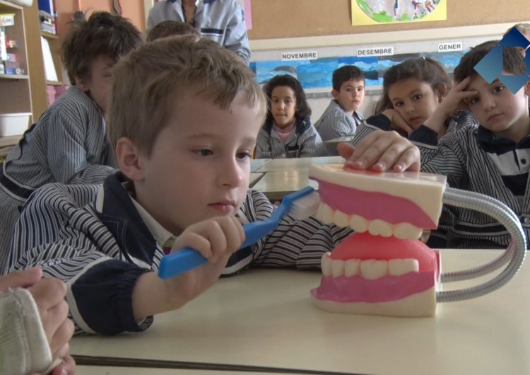 Taller ‘Cuidem el somriure’ de la Clínica Dental Balaguer a l’Escola Pia