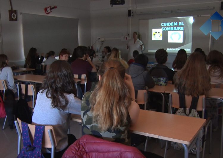 Taller “Cuidem el Somriure” de la Clínica Dental Balaguer a l’Institut Almatà