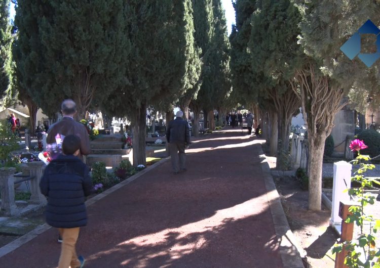 Gran afluència de visitants als cementiris de Balaguer coincidint amb el dia de Tots Sants