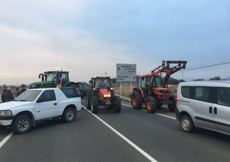 Tractors bloquegen les entrades de Balaguer per l’aturada general