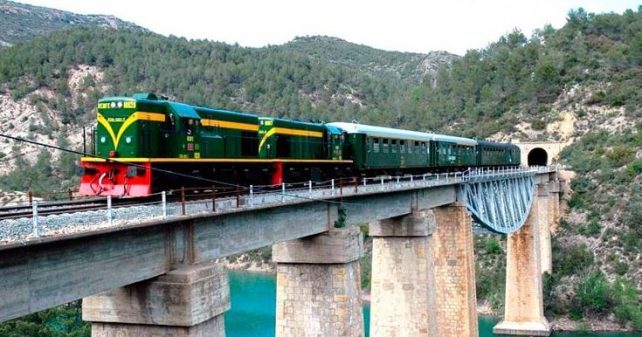 El Tren dels Llacs Panoràmic ofereix aquest estiu sis circulacions per gaudir del trajecte entre Lleida i la Pobla