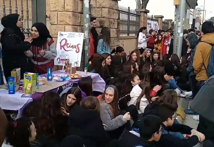 Concentració davant l’Institut Ciutat de Balaguer en motiu de la vaga feminista