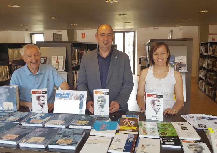 L’escriptor Josep Vallverdú dóna 37 llibres a la Biblioteca Margarida de Montferrat de Balaguer
