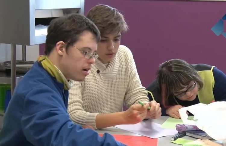 Alumnes de Batxillerat de Vedruna realitzen tallers a l’Estel