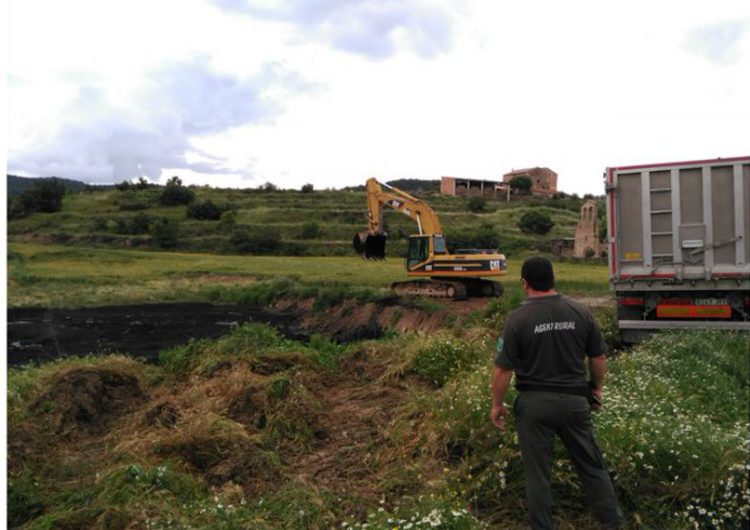 Descobert un dipòsit irregular de fangs de depuradora que vessava per escorrentia cap a un torrent a Vilanova de l’Aguda