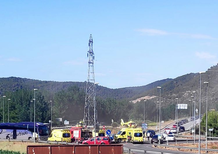 Divuit ferits lleus per un accident entre dos autocars a la C-14 a Ponts