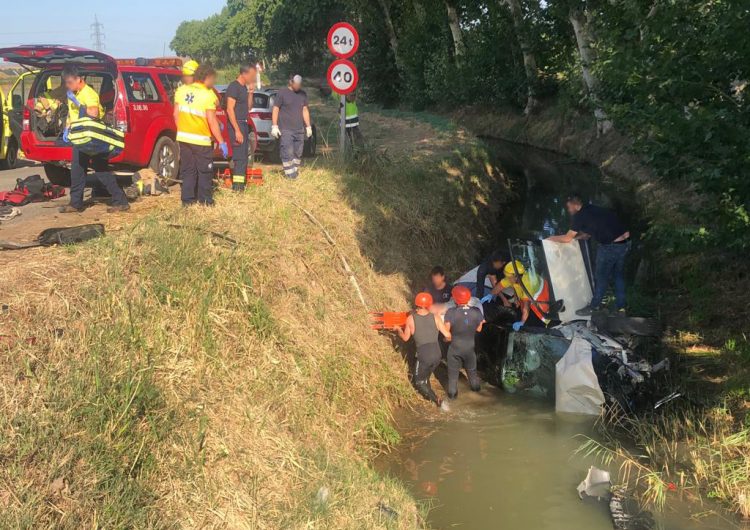 Un home de 75 anys ferit greu després de caure amb el cotxe al canal de Balaguer