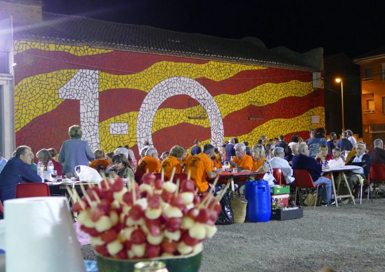 Bellcaire d’Urgell estrena el mural de l’1-O amb el sopar de colles a la plaça 1 d’Octubre