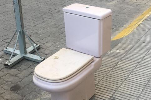 Un vàter a la via urbana de Balaguer enriola la xarxa