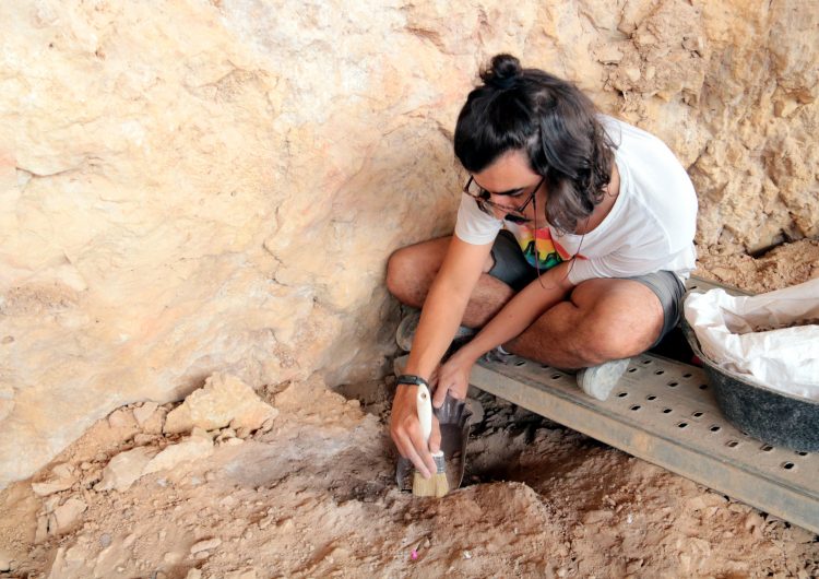 La campanya d’excavacions a la Roca dels Bous permet documentar cinc noves fogueres, estris i restes d’animals