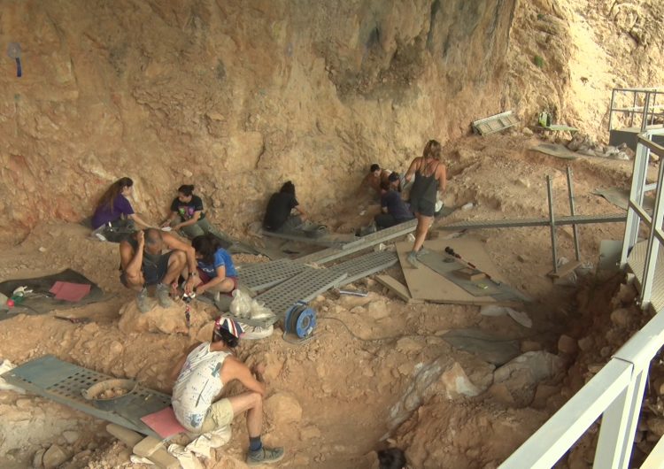 Noves troballes permeten avançar en la descoberta de la vida i l’entorn de la Roca dels Bous fa 50.000 anys.