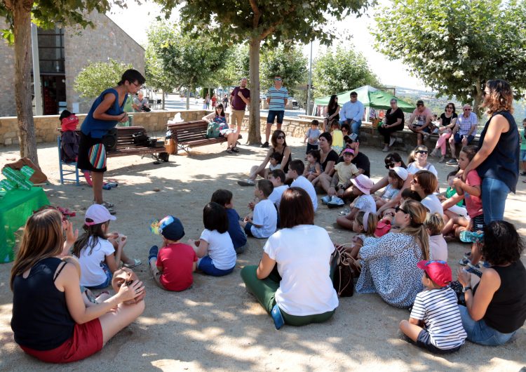 La desena edició del Festival de contes omple de públic familiar els carrers de Tiurana