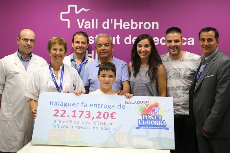 Posa’t la Gorra! de Balaguer lliura més de 22.000€ per a la recerca en càncer pediàtric al VHIR