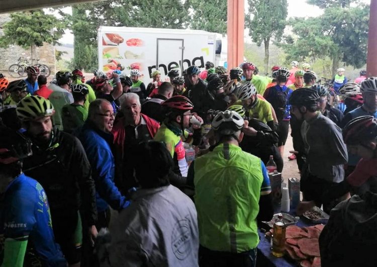 Més de 350 ciclistes desafien la pluja en la 22a edició dels Ermitanyos