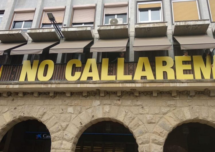 El Col·lectiu Llibertat torna a penjar el cartell “No callarem”