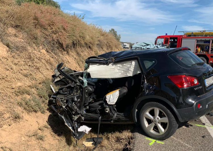 Dos morts i un ferit greu en un xoc frontal entre un cotxe i un camió a la C-26 a la Sentiu de Sió