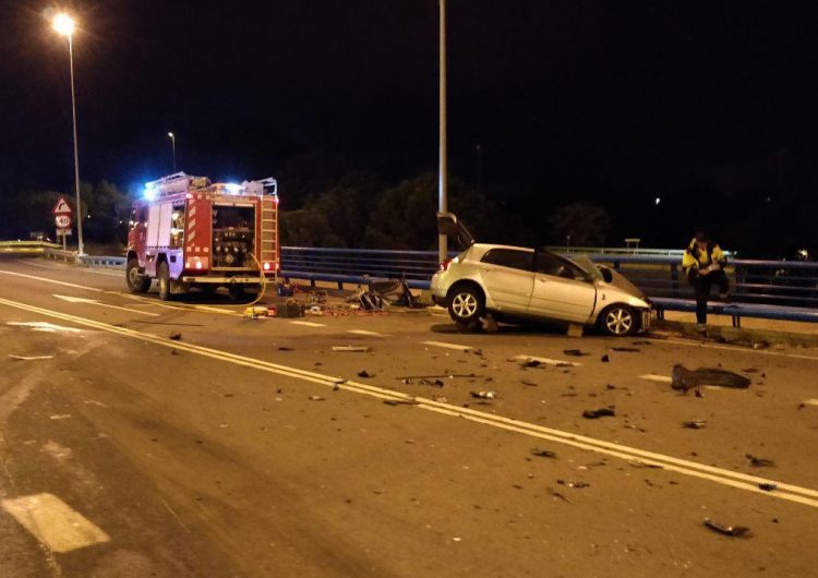 Mor un conductor de 30 anys en un xoc frontal entre un cotxe i un camió a la C-26 a Balaguer