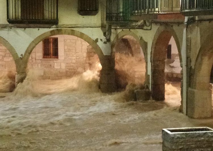 Una quinzena de centres educatius públics tancats i una trentena de rutes de transport suspeses per la llevantada