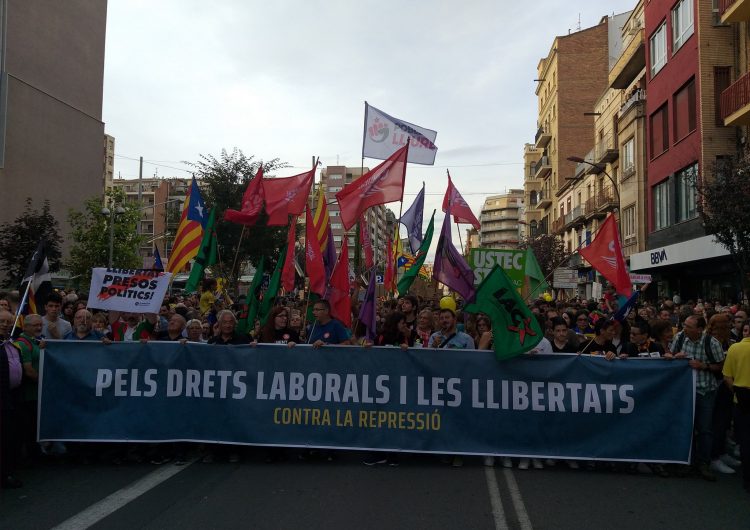 Manifestació multitudinària a Lleida de rebuig a la sentència del Suprem en el marc de la vaga general