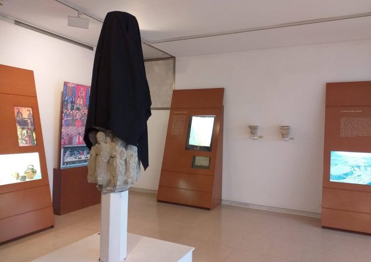 El Museu de la Noguera tapa amb un vel negre la creu de terme gòtica en protesta per la sentència del Suprem