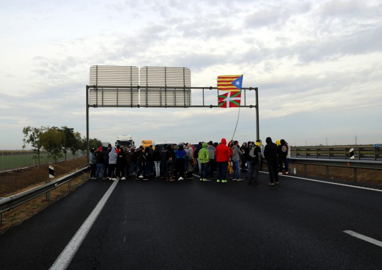 Tallades l’AP-7 a la Jonquera, l’AP-2 i l’A2 a Lleida, la C-25 a Santa Coloma de Farners i la C-16 a Bagà per la vaga general