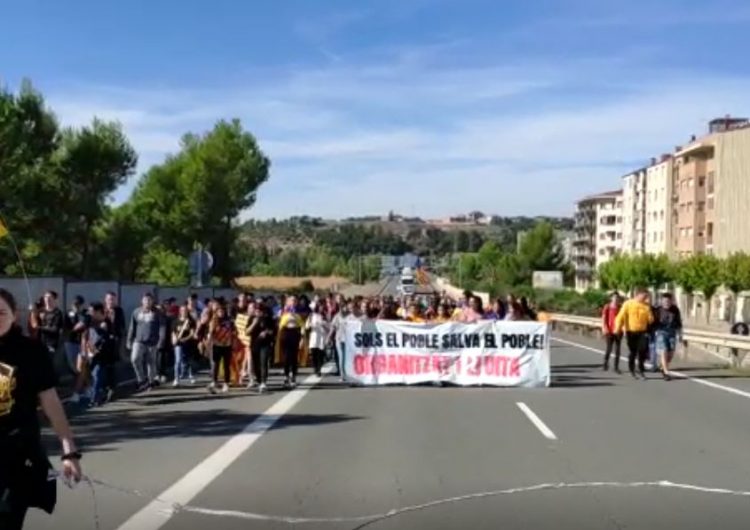 Els estudiants de Balaguer tallen la c-26 en protesta per la sentència del procés