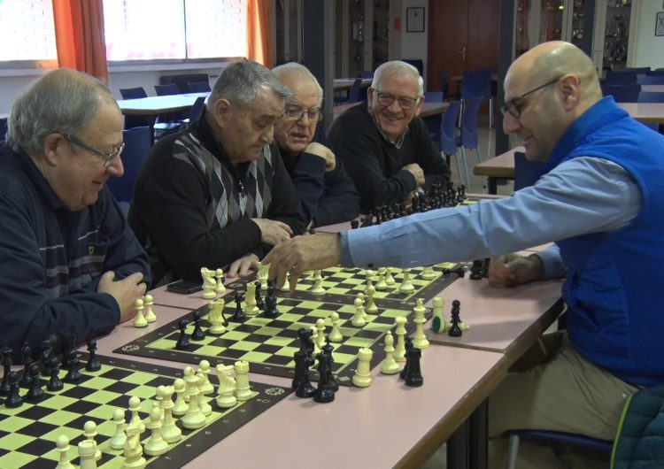 Josep Oms apropa els escacs al Casal de la Gent Gran de Balaguer