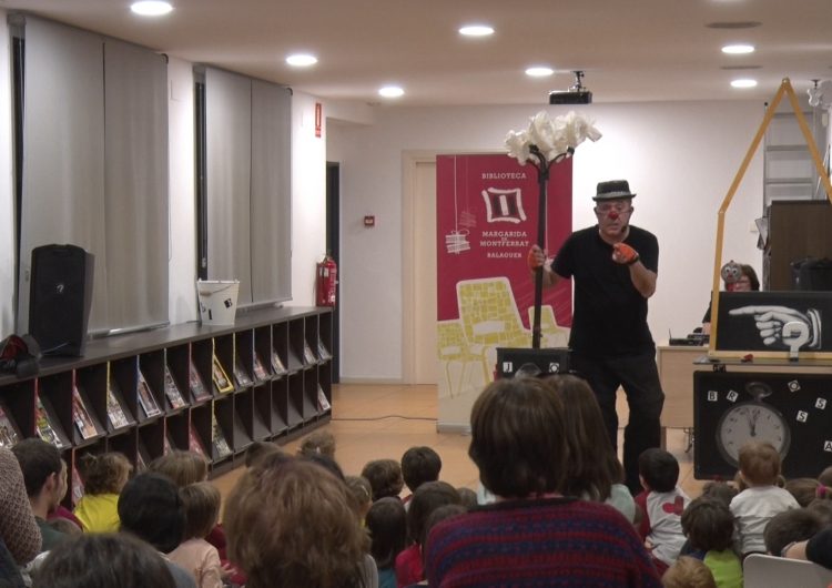 Marcel Gros i el seu espectacle ‘Brossa de prop’ fan parada a la Biblioteca Margarida de Montferrat