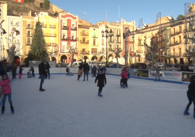 Els escolars visiten la pista de gel de Balaguer