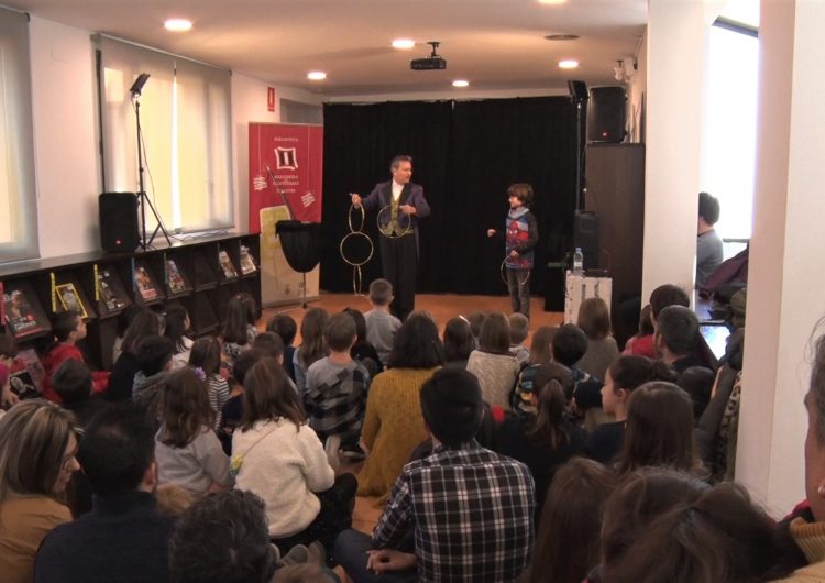 La Biblioteca Margarida de Montferrat s’omple de màgia a la segona sessió de l’Emboirats