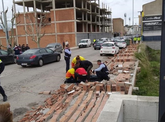 Una dona resulta ferida per la caiguda d’un mur a Balaguer a causa del vent