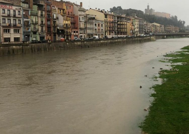 Balaguer restringeix l’accés de vehicles a la llera del Segre davant la previsió de pujada del cabal