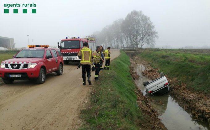 Un vehicle es precipita a un canal de reg de Vallfogona de Balaguer al fugir dels Agents Rurals