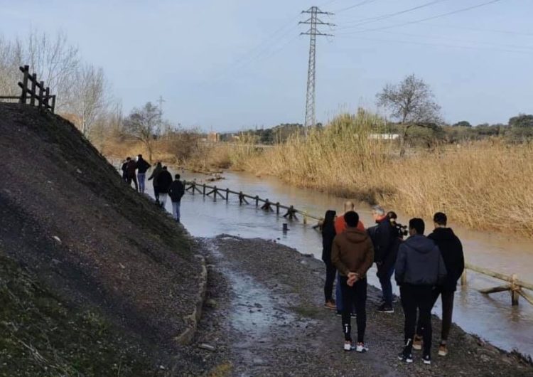 Joves migrants sols col·laboren en la recuperació dels espais malmesos pel temporal Glòria a Montgai