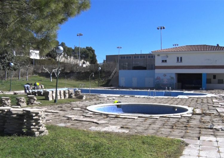 Bellmunt arranja el paviment exterior de les piscines municipals