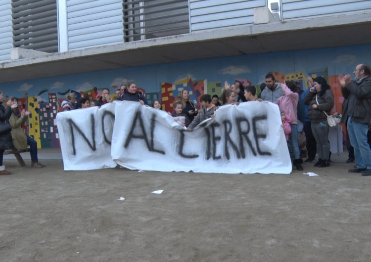 Continuen les protestes pel tancament de l’escola Àngel Guimerà