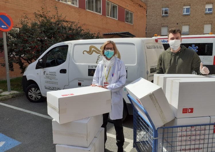 Empreses i entitats donen material sanitari i mascaretes fetes a mà als hospitals Arnau de Vilanova i Santa Maria